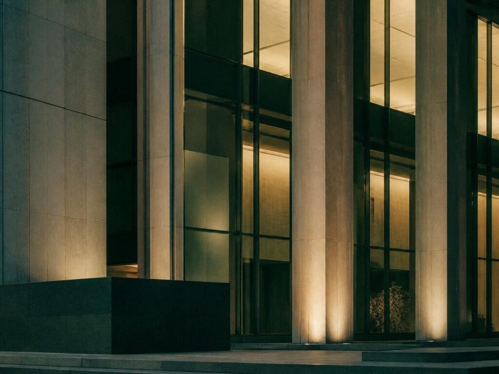 Fachada de edifício corporativo iluminada ao entardecer